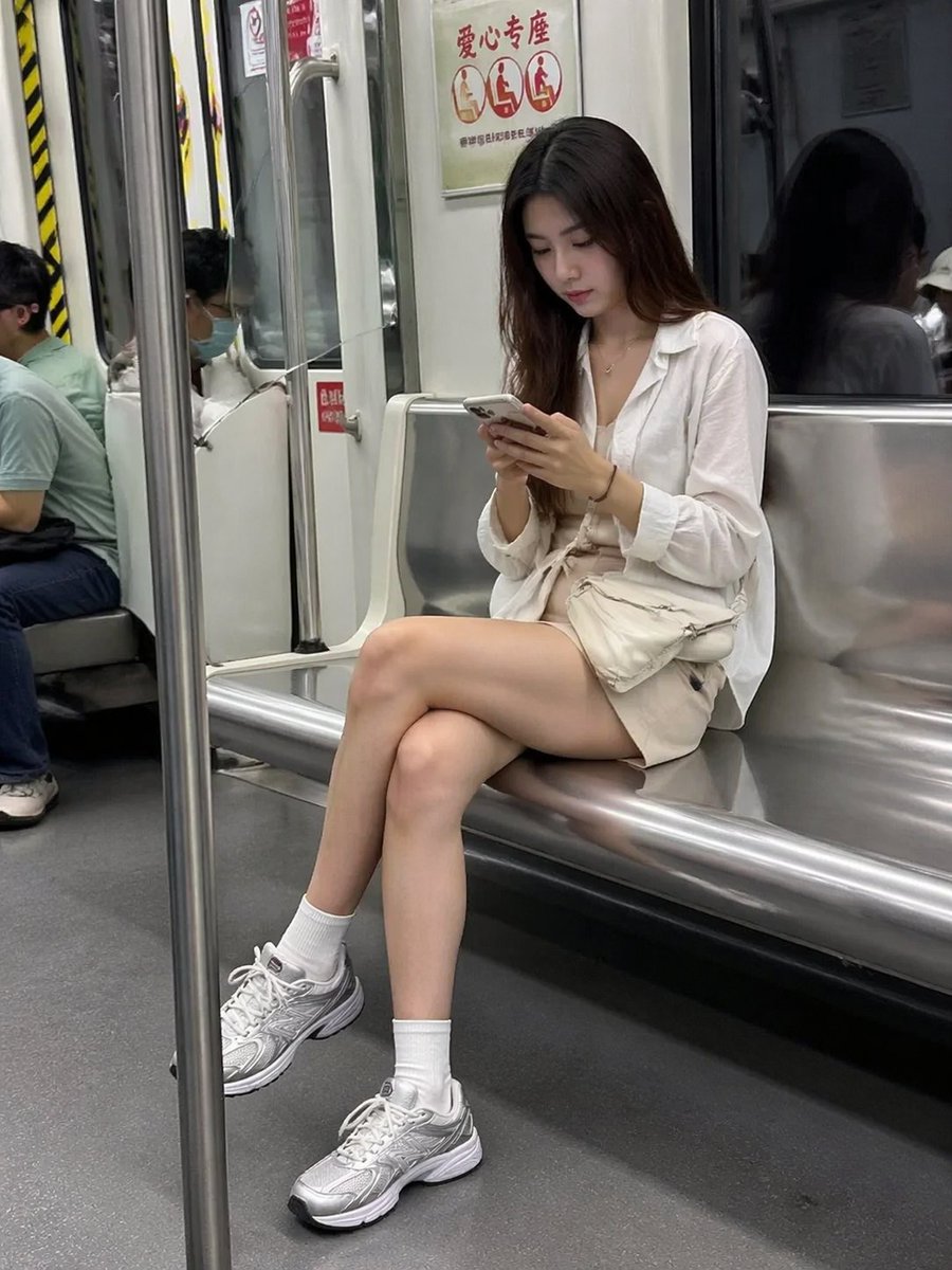 地铁抓拍手机瞬间